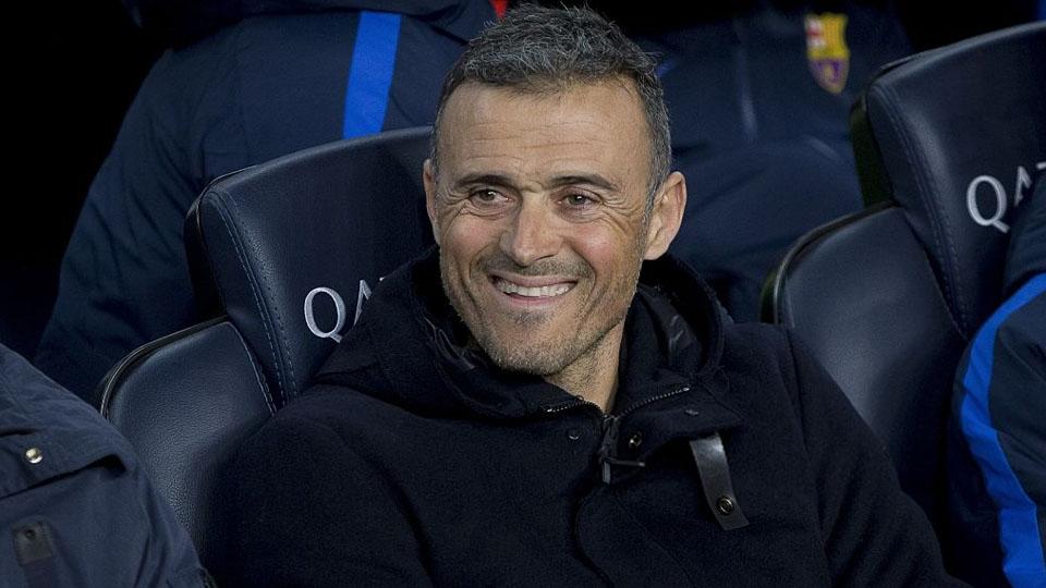 Pelatih%20Barcelona%2C%20Luis%20Enrique%20tersenyum%20di%20bangku%20cadangan.